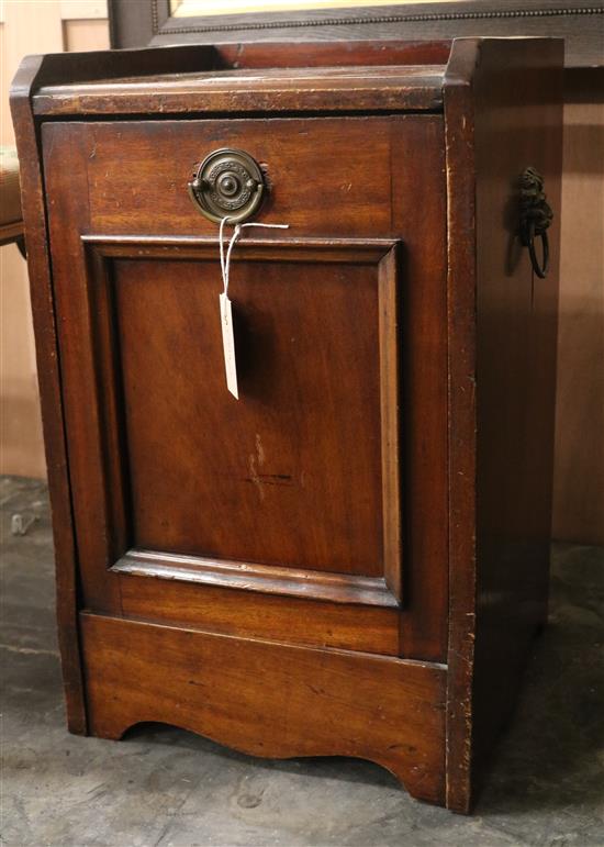 An Edwardian mahogany coal scuttle, H.55cm